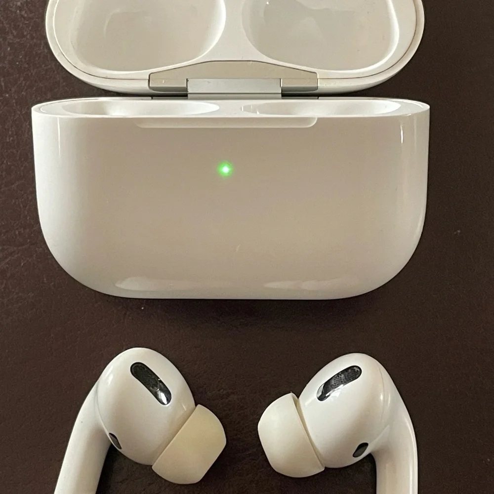Apple White Wireless Earbuds with Charging Case